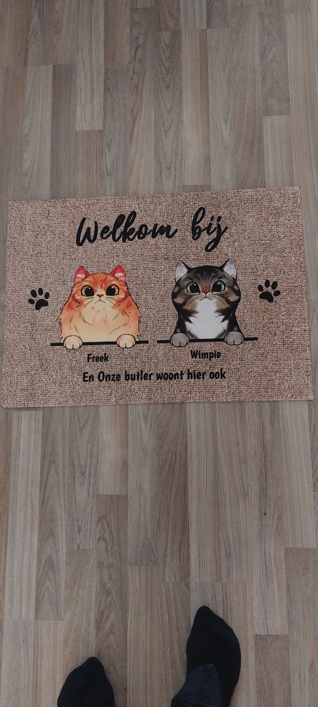 Customer photo review of Welkom bij nieuwsgierige katten - Gepersonaliseerde deurmat
