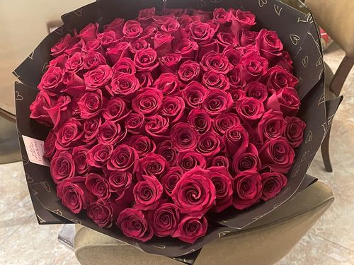 Customer photo review of 100 Red Rose Bouquet