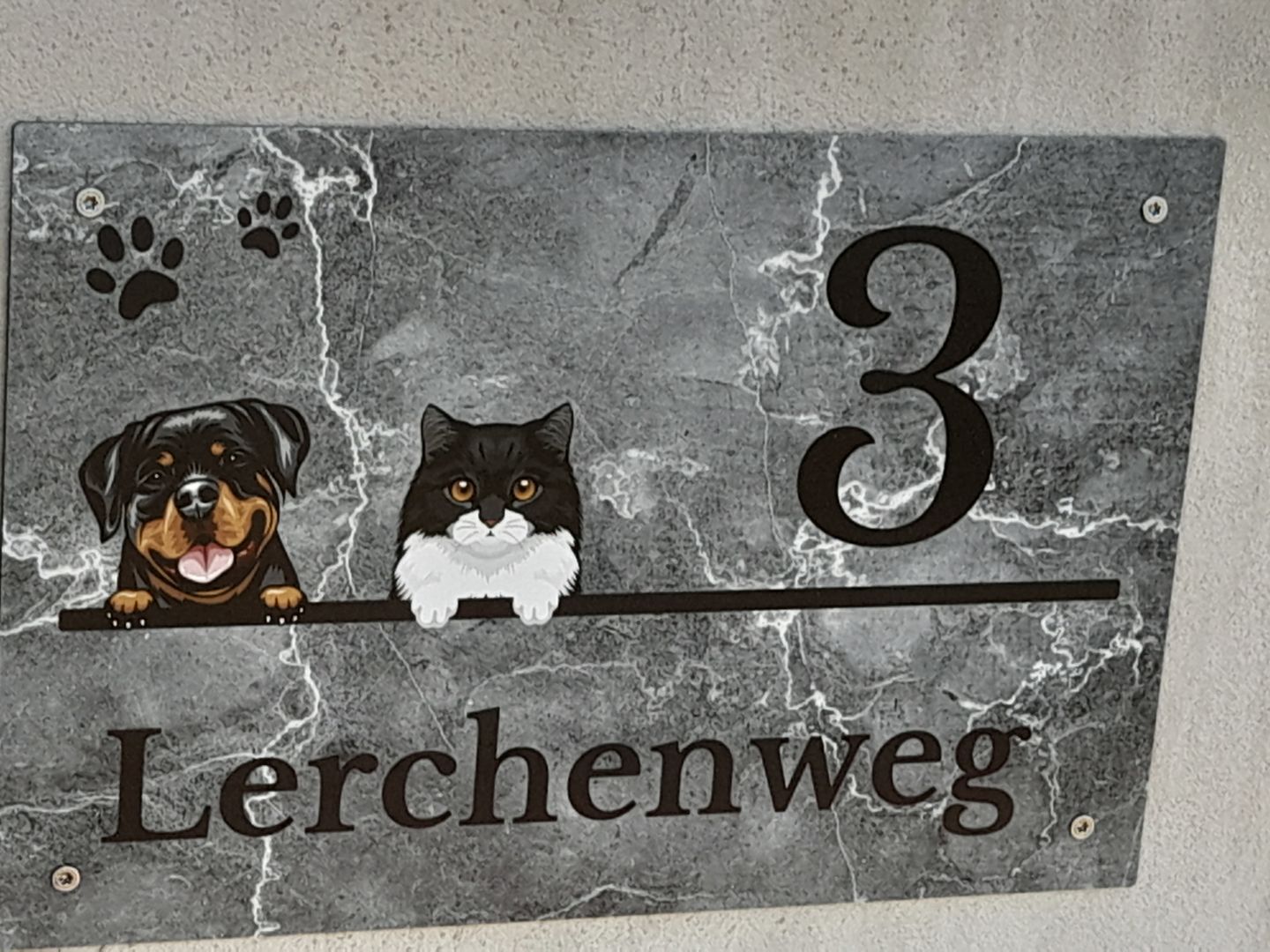 Customer photo review of Hausnummer mit Marmoroptik - Individuelles Türschild