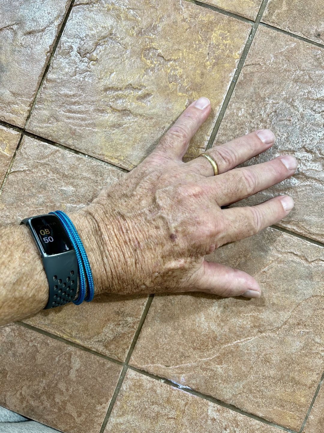 Customer photo review of Vertig Magnetic Paracord Bracelet Turquaise