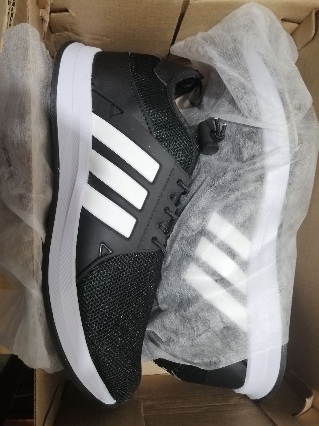 Customer photo review of Tenis 018 Negro Blanco