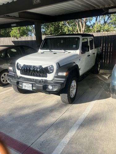 Customer photo review of Shark Grille - White & Black for 18-23 Jeep Wrangler JL & Gladiator JT w/o TrailCam