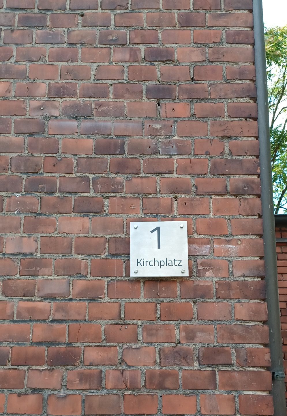 Customer photo review of Edelstahl Hausnummernschild graviert 10×10 cm, 15×15 cm oder 20×20 cm
