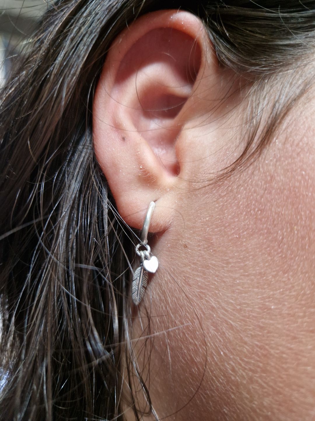 Customer photo review of Pendientes Plumas de Amor