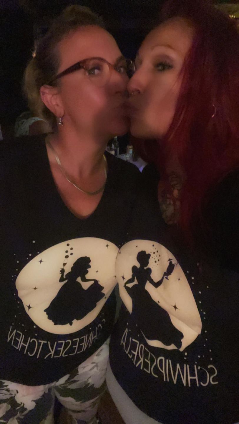 Customer photo review of Mond Prinzessin - Schwipserella - V-Neck Damenshirt
