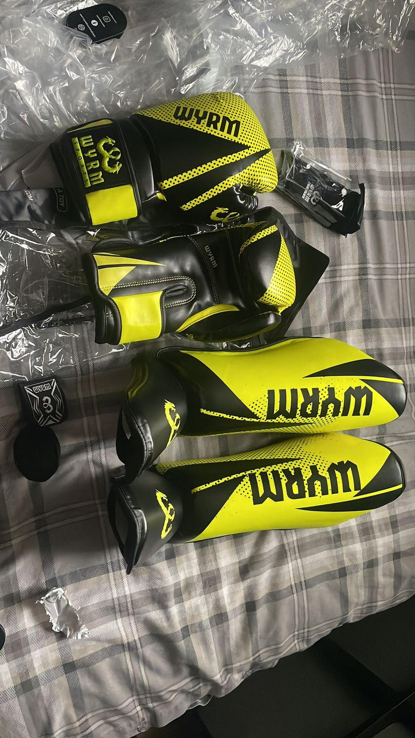 Customer photo review of Krusher Yellow/Black Leather Boxing Gloves
