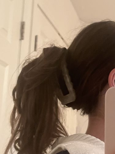 Customer photo review of TR x Bethany Large Claw Clip