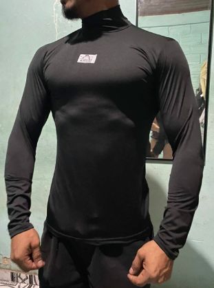 Customer photo review of Camisa Gola Alta Proteção Solar 50+