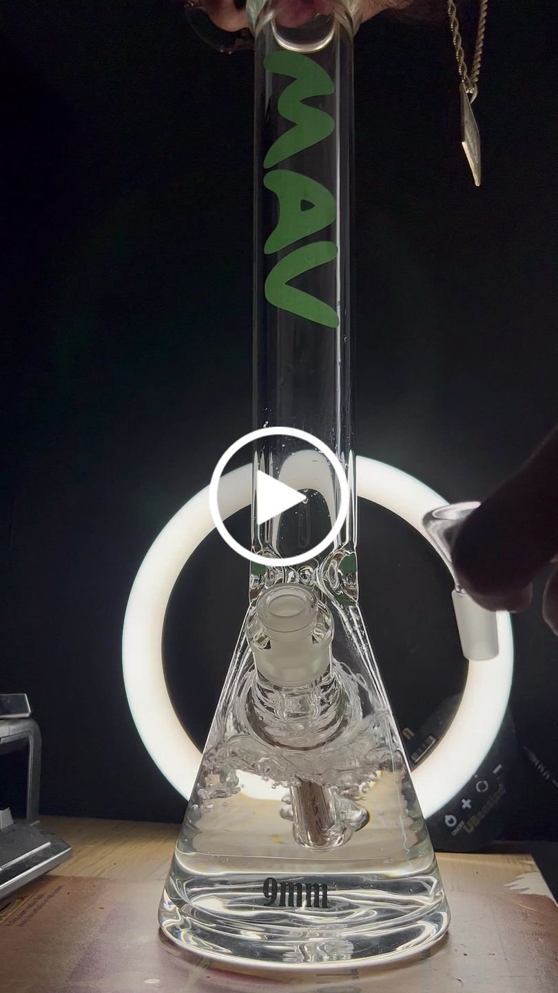 Customer video review of 18" x 9mm Beaker Bong