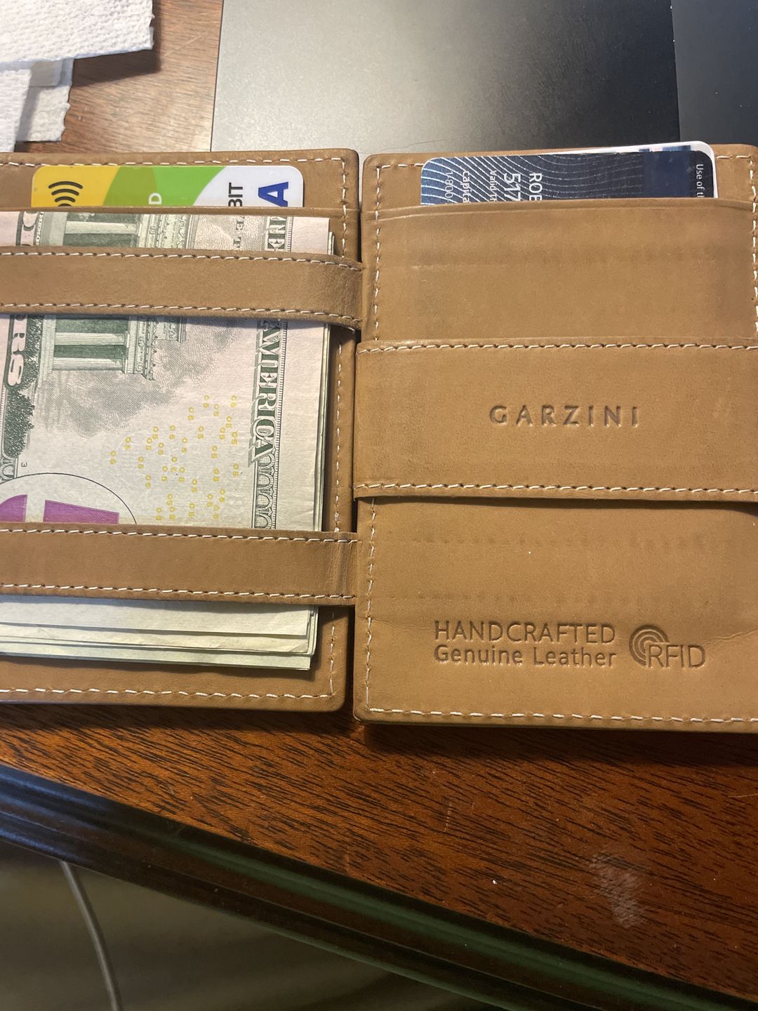 Customer photo review of Essenziale Magic Wallet