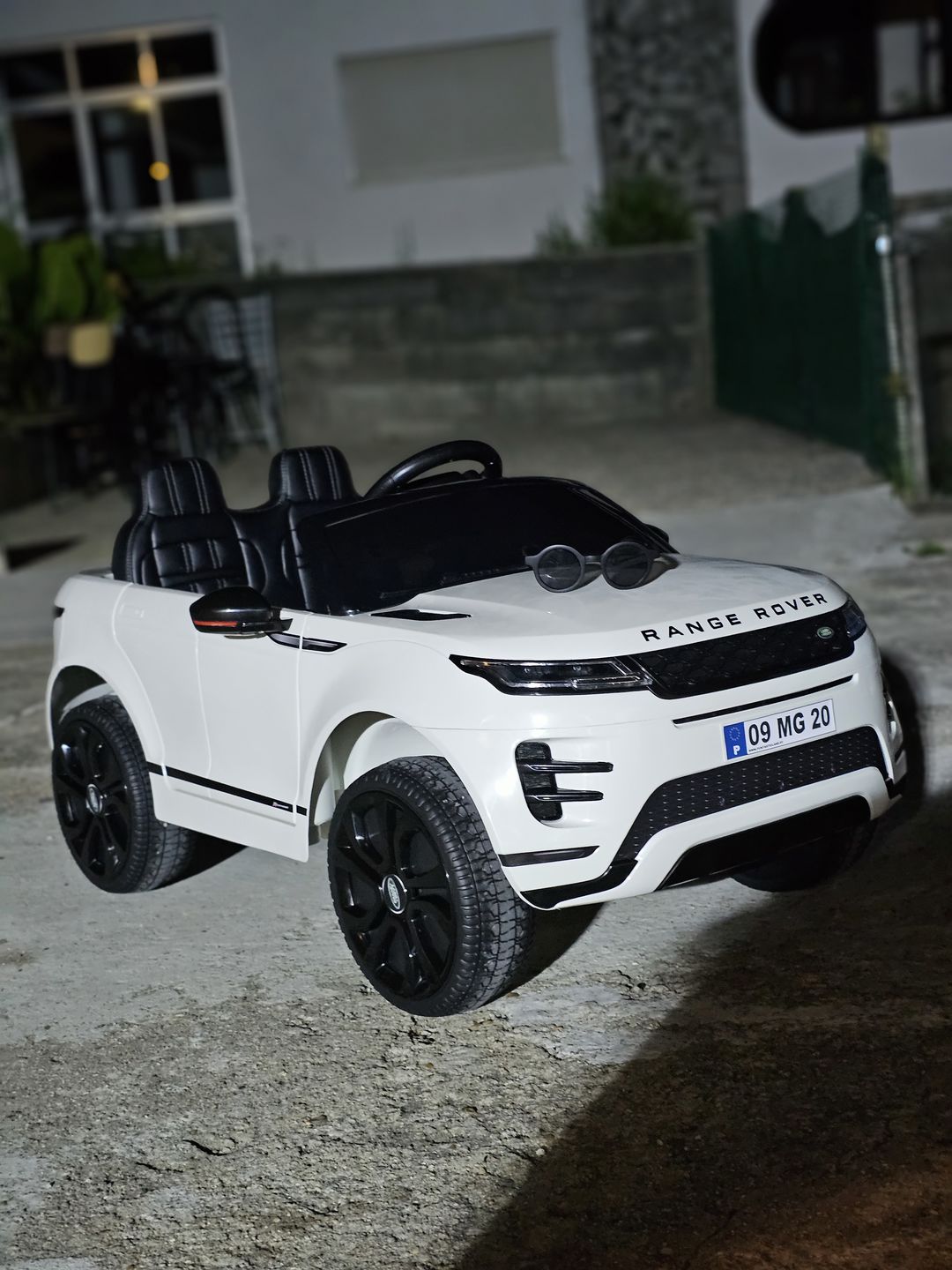 Customer photo review of Carro Elétrico para Criança RANGE ROVER EVOQUE 12v Branco c/ RODAS DE BORRACHA & ASSENTO EM PELE