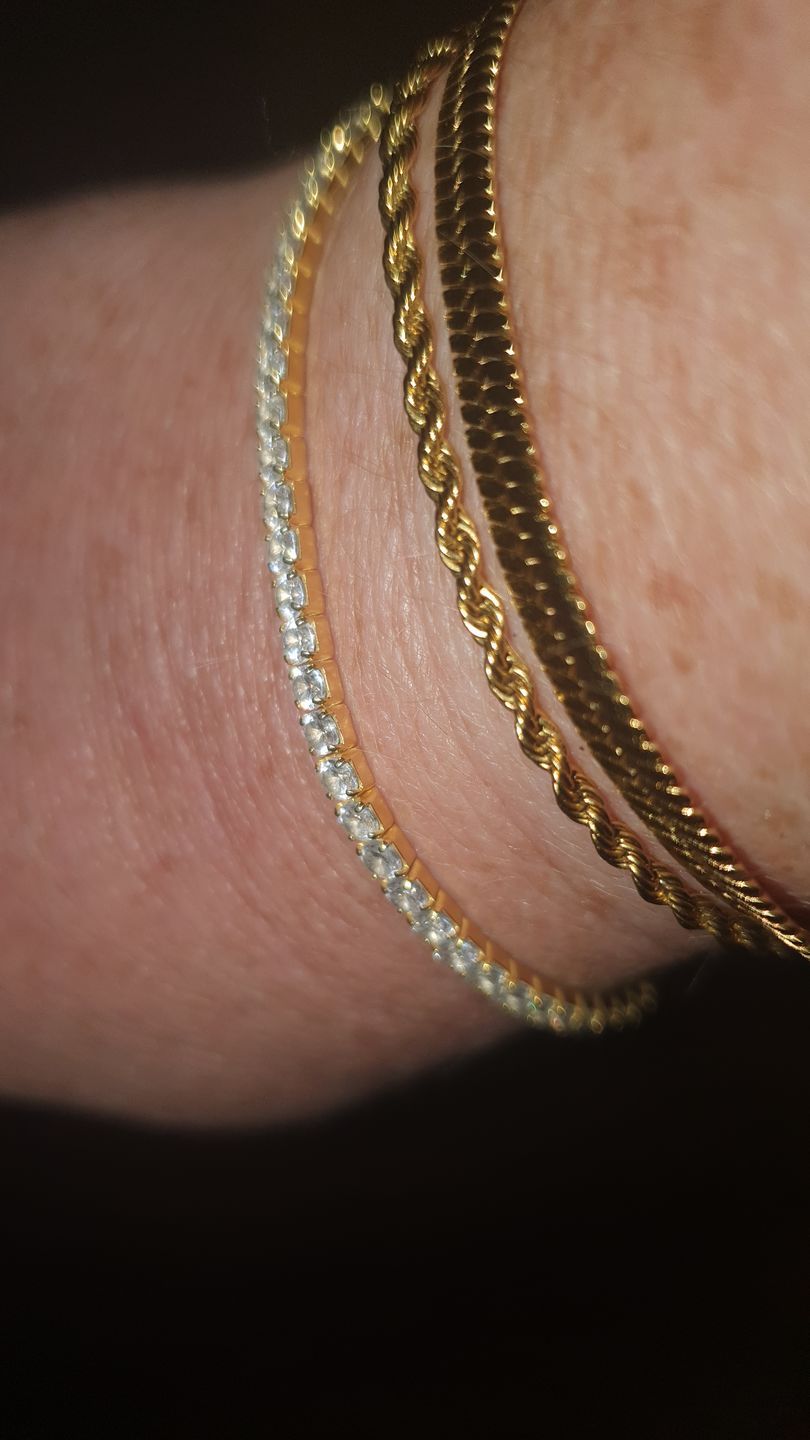 Customer photo review of Herringbone Bracelet Gold
