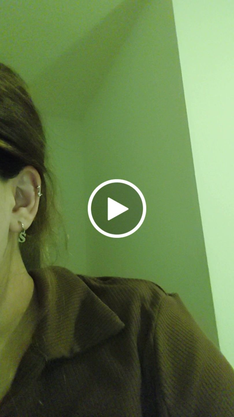 Customer video review of Simple Letter Ohrring | 18K vergoldet