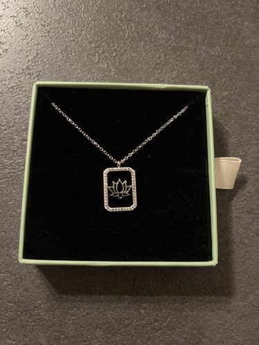 Customer photo review of Heavenly Lotus Pave Kette 18K Vergoldet