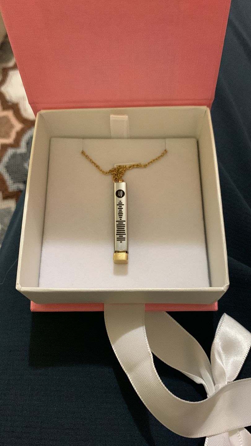 Customer photo review of Collar Barra Mensaje Oculto Personalizado
