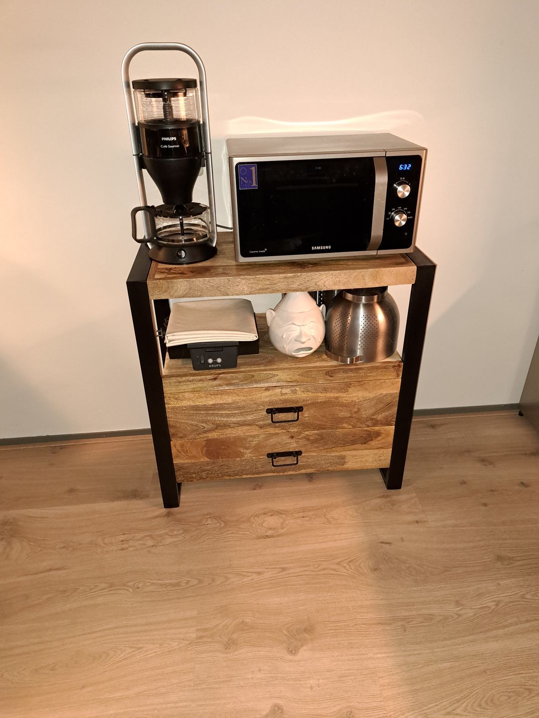 Customer photo review of Mangohout kastje met 2 lades Industrieel Design | Mangohout en Staal | 80x40x80cm