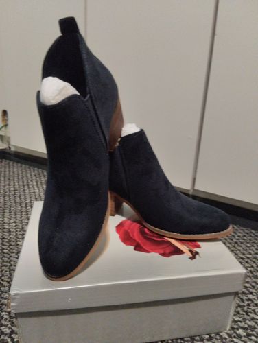 Reseña con foto de un cliente sobre Botines Camile Azul