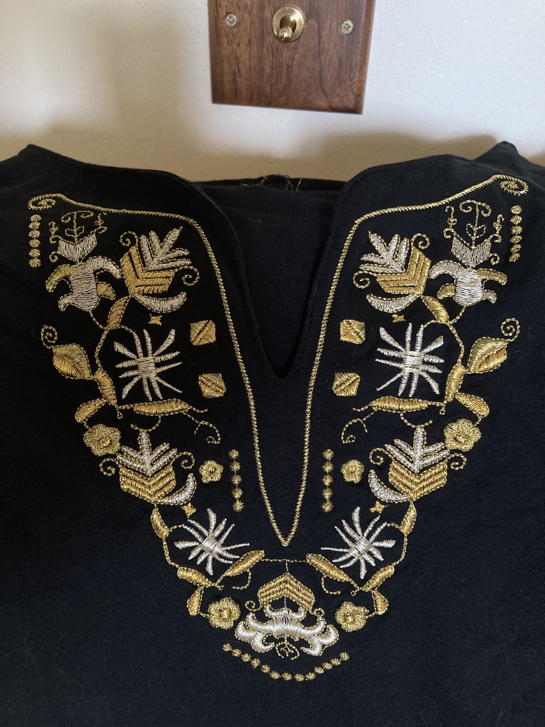 Customer photo review of Дамска тениска с  V образно деколте бродирана със "златна" самоковска шевица