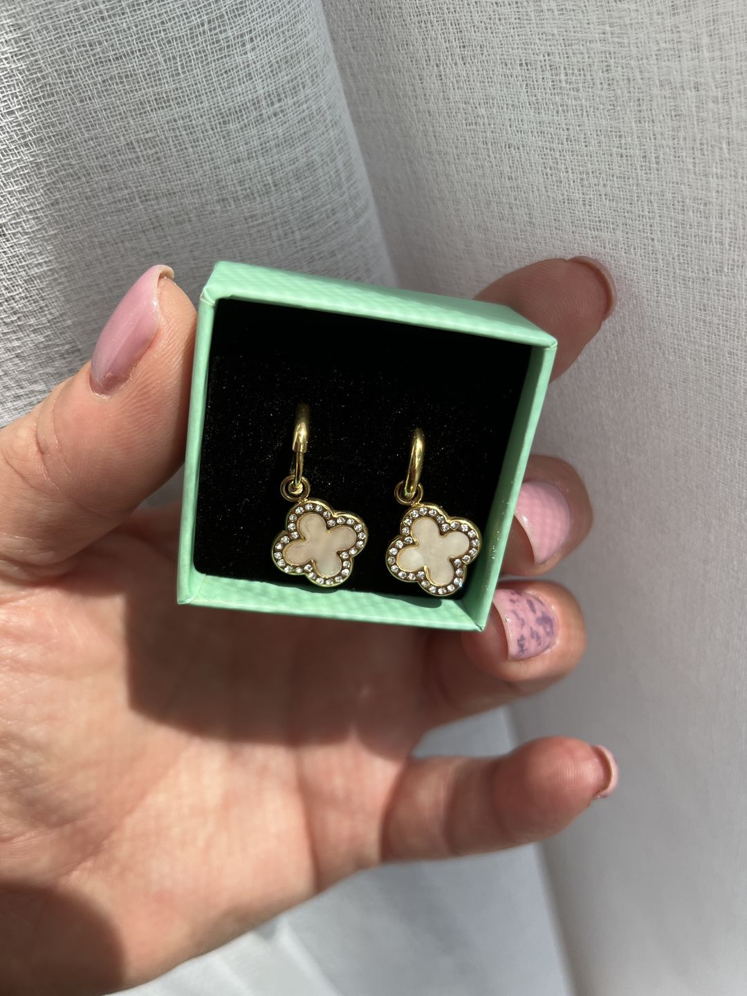 Customer photo review of Pave Perlmutt Lucky Leaf Ohrringe 14K Vergoldet