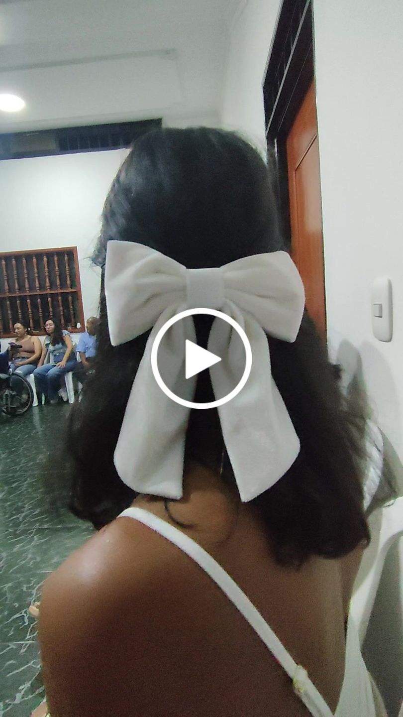 Customer video review of Moño - Large cream velvet Bow