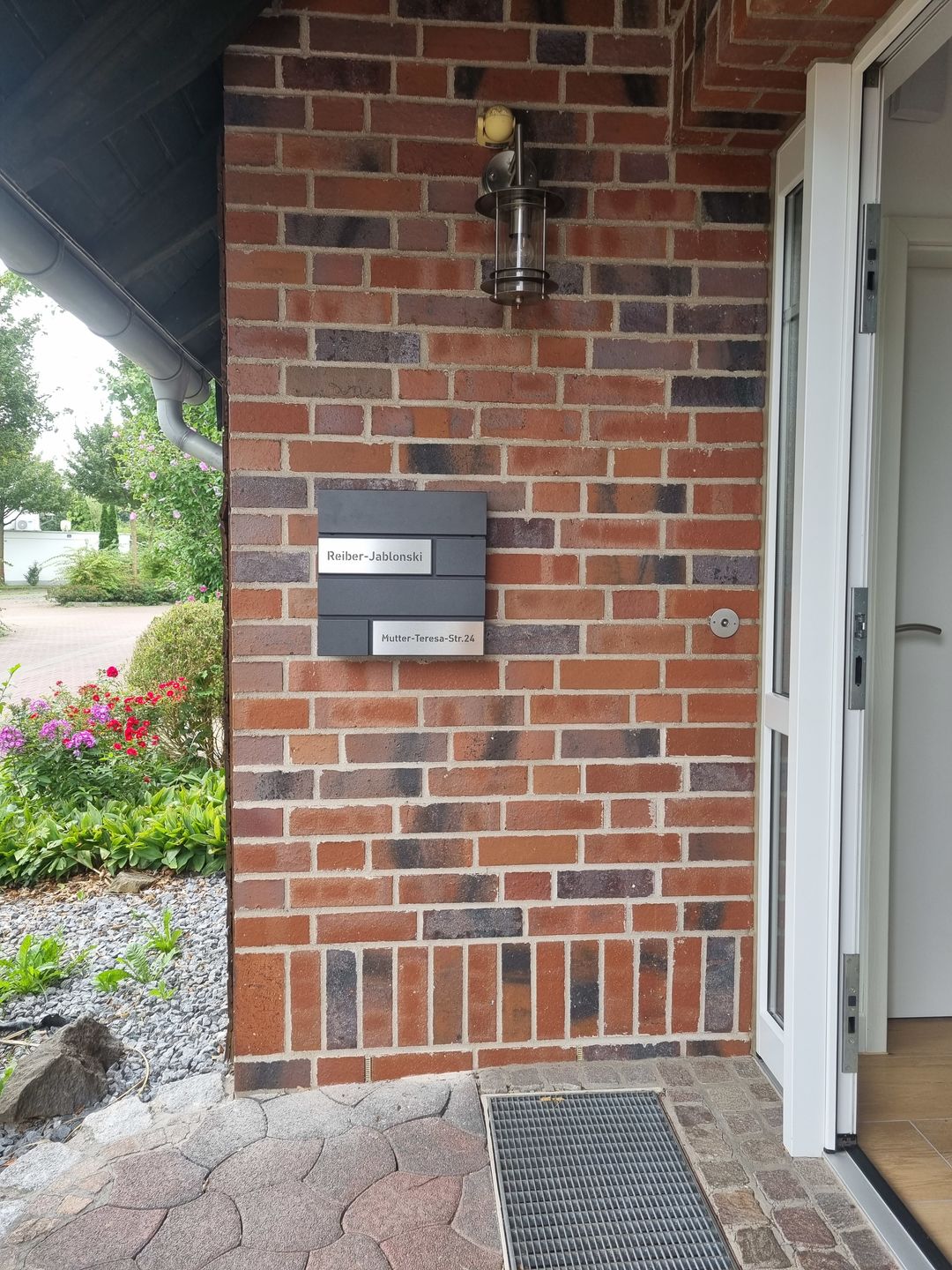 Customer photo review of AlbersDesign Briefkasten B4 Eisenglimmer (DB703) personalisiert mit Edelstahl-Schildern