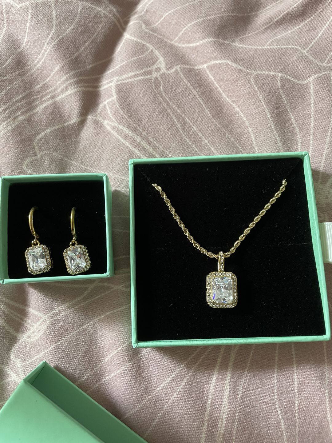 Customer photo review of Everlasting Elegance Hoop Ohrringe 14K Vergoldet