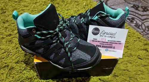 Reseña con foto de un cliente sobre Botines Trekking Azul