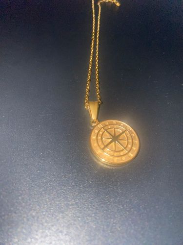 Reseña con foto de un cliente sobre Compass Pendant Oro