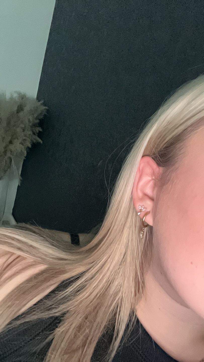 Customer photo review of Cataleya 2 Ohrstecker | 18K vergoldet