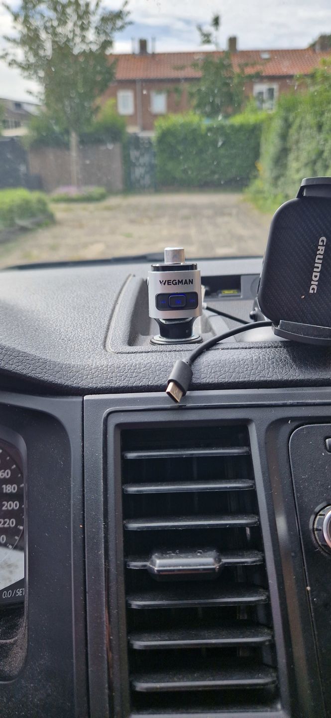 Customer photo review of Wegman Bluetooth FM Transmitter - Bluetooth carkit - Zilver