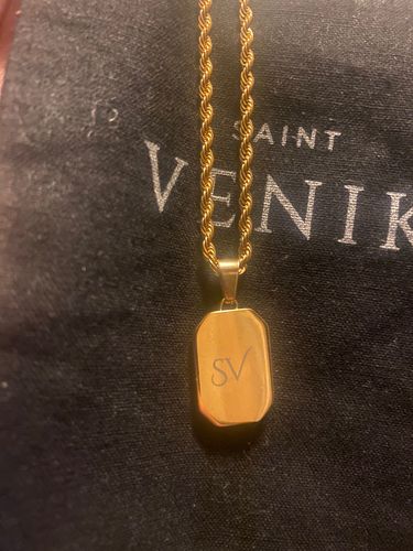 Reseña con foto de un cliente sobre Fleur de lis Oro Pendant