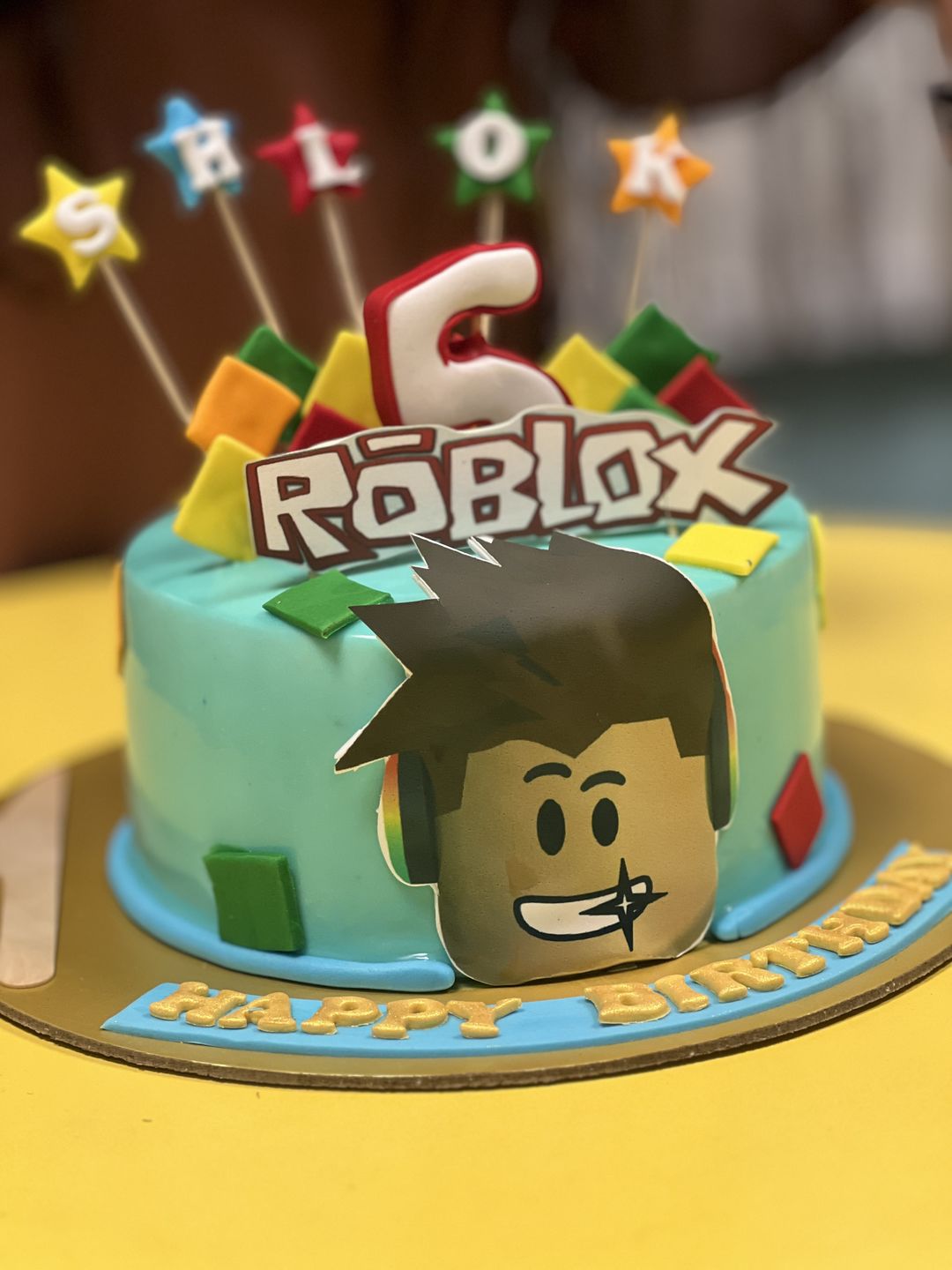 Customer photo review of Roblox Blocks Cake