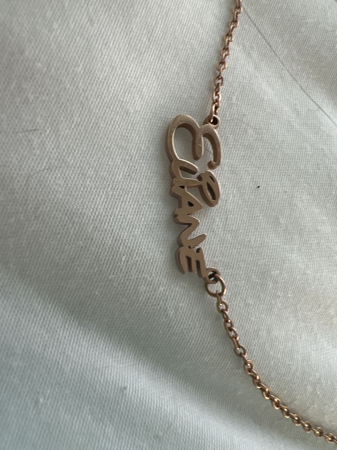 Customer photo review of Collier Personnalisable Lettres Disney