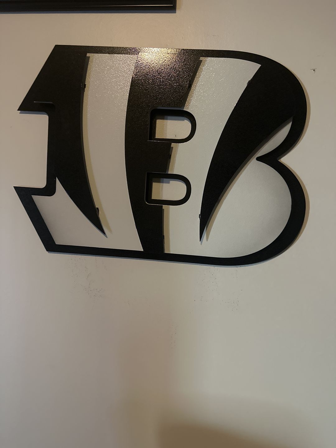 Customer photo review of MONOCHROME - Cincinnati Bengals "Striped B" 3D Vintage Metal Wall Art