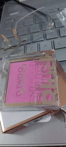 Customer photo review of O.TWO.O SILKY GLOW POWDER BLUSH