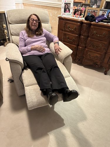 Customer photo of an Irene House 9188 lift recliner at home