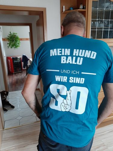 Customer photo review of Mein Hund und ich wir sind so - Personalisiertes Herren Shirt Rückendruck