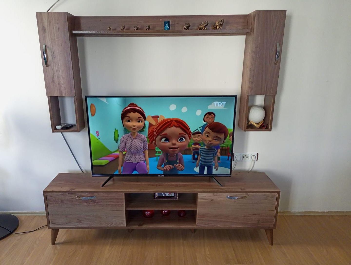 Customer photo review of Rani A9 Duvar Raflı Tv Ünitesi Kitaplıklı Tv Sehpası Duvara Monte Raflı Modern Ayaklı 180 cm Minyatür Ceviz M27