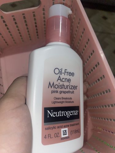Customer photo review of Non-Comedogenic Oil-Free Pink Grapefruit Acne Face Moisturizer with Salicylic Acid