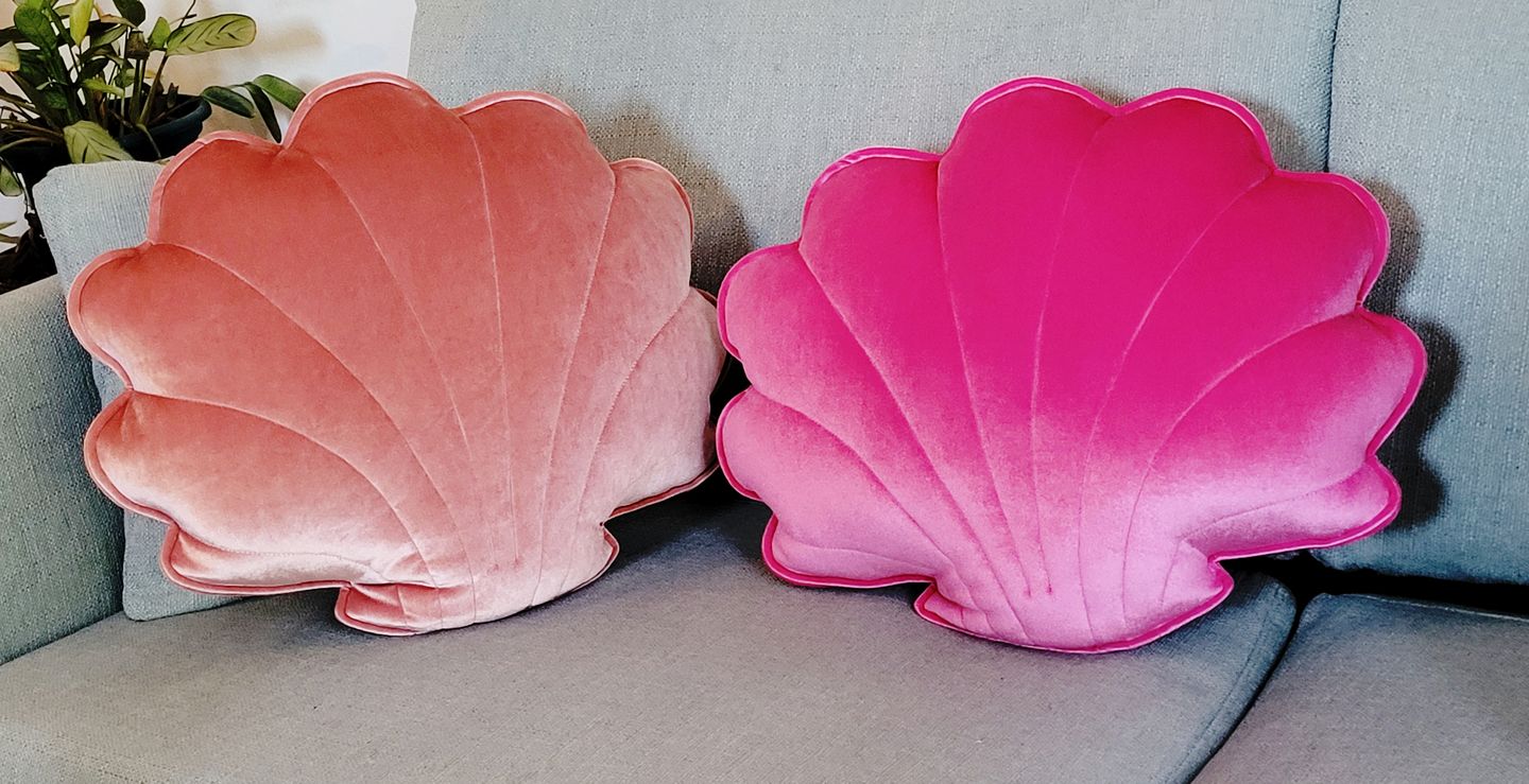 Customer photo review of “Fucsia Pearl” Velvet Shell Pillow