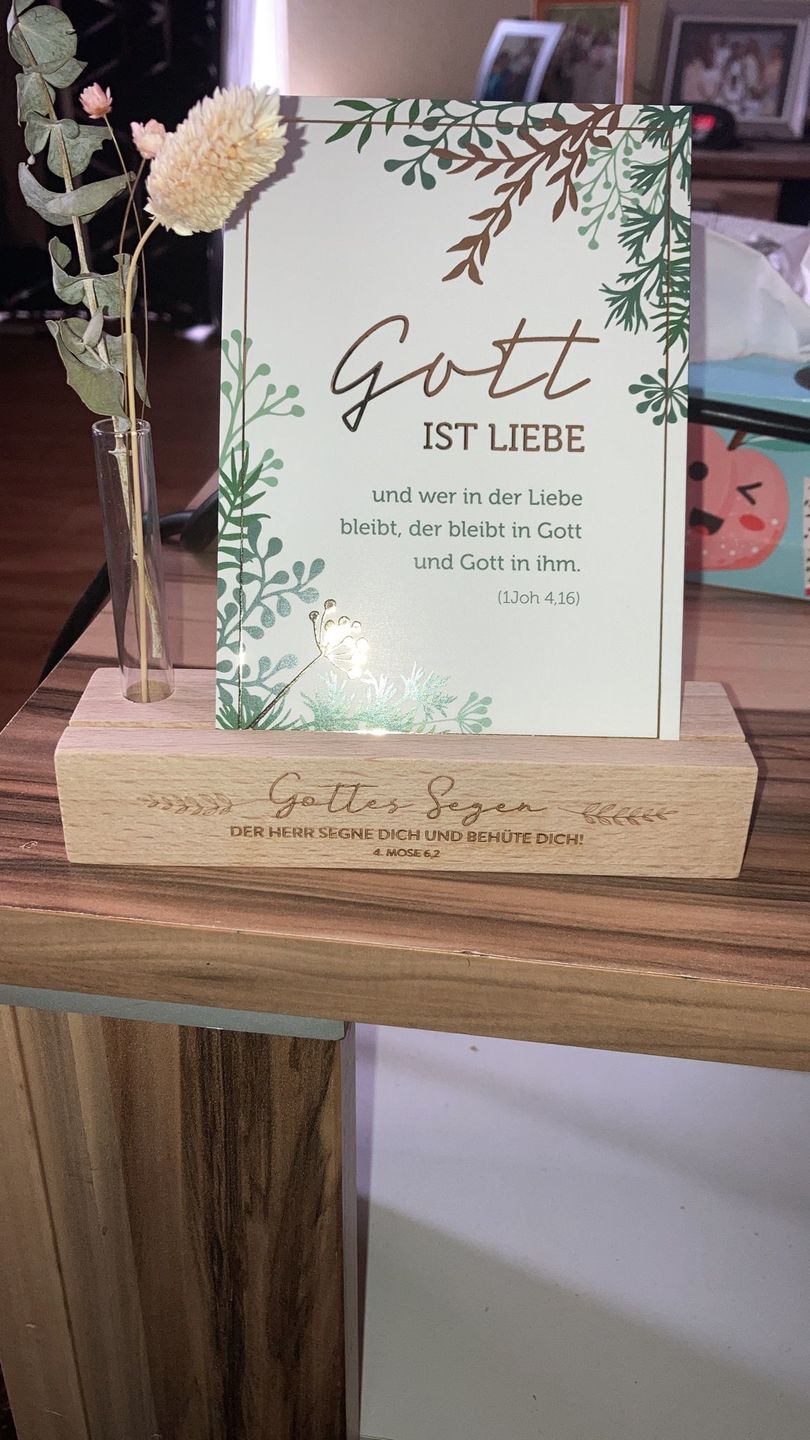 Customer photo review of Kartenhalter "Gottes Segen" mit Trockenblumen · Holzgravur · handmade · inkl. Postkarte