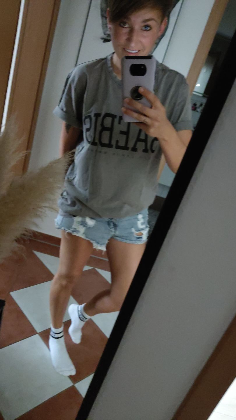 Customer photo review of Lifestyle Damen Oversized T-Shirt washed grau by SAEBIS®