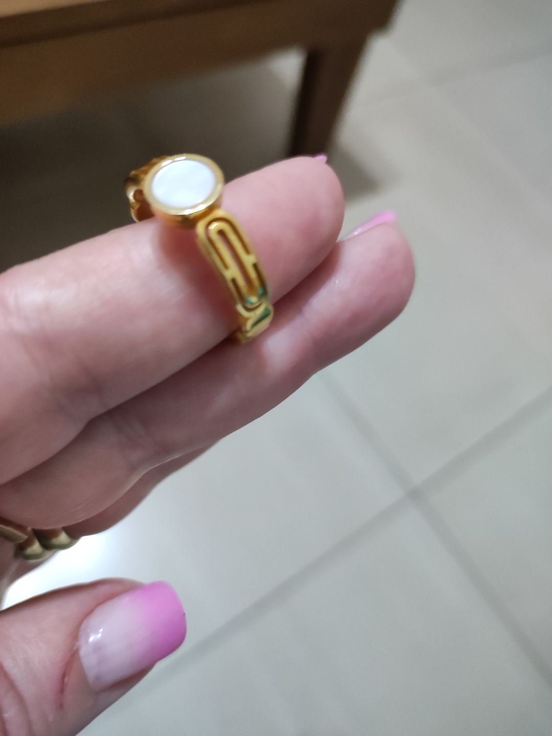 Customer photo review of Anel Athena Pedra Madrepérola Banhado em Ouro 18K