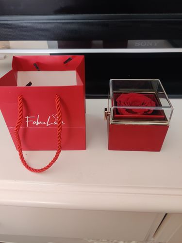 Customer photo review of Eternal Rose Box - W/ Engraved Necklace & Real Rose.