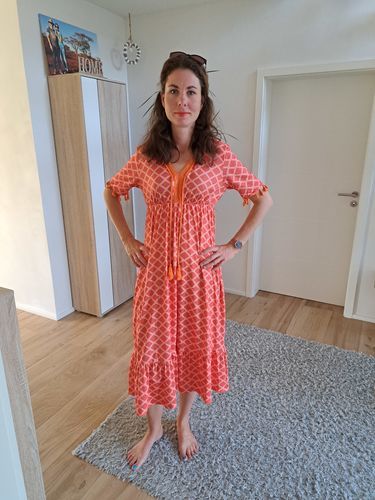Customer photo review of Sukienka z dekoltem w serek w wzór