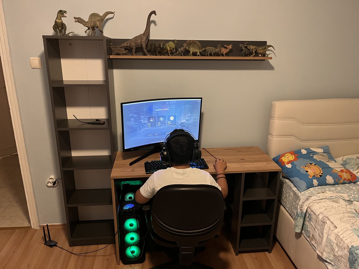 Customer photo review of Rani HA125 Kitaplıklı Raflı Çalışma Ofis Bilgisayar Masası Antrasit - Sepet Ceviz