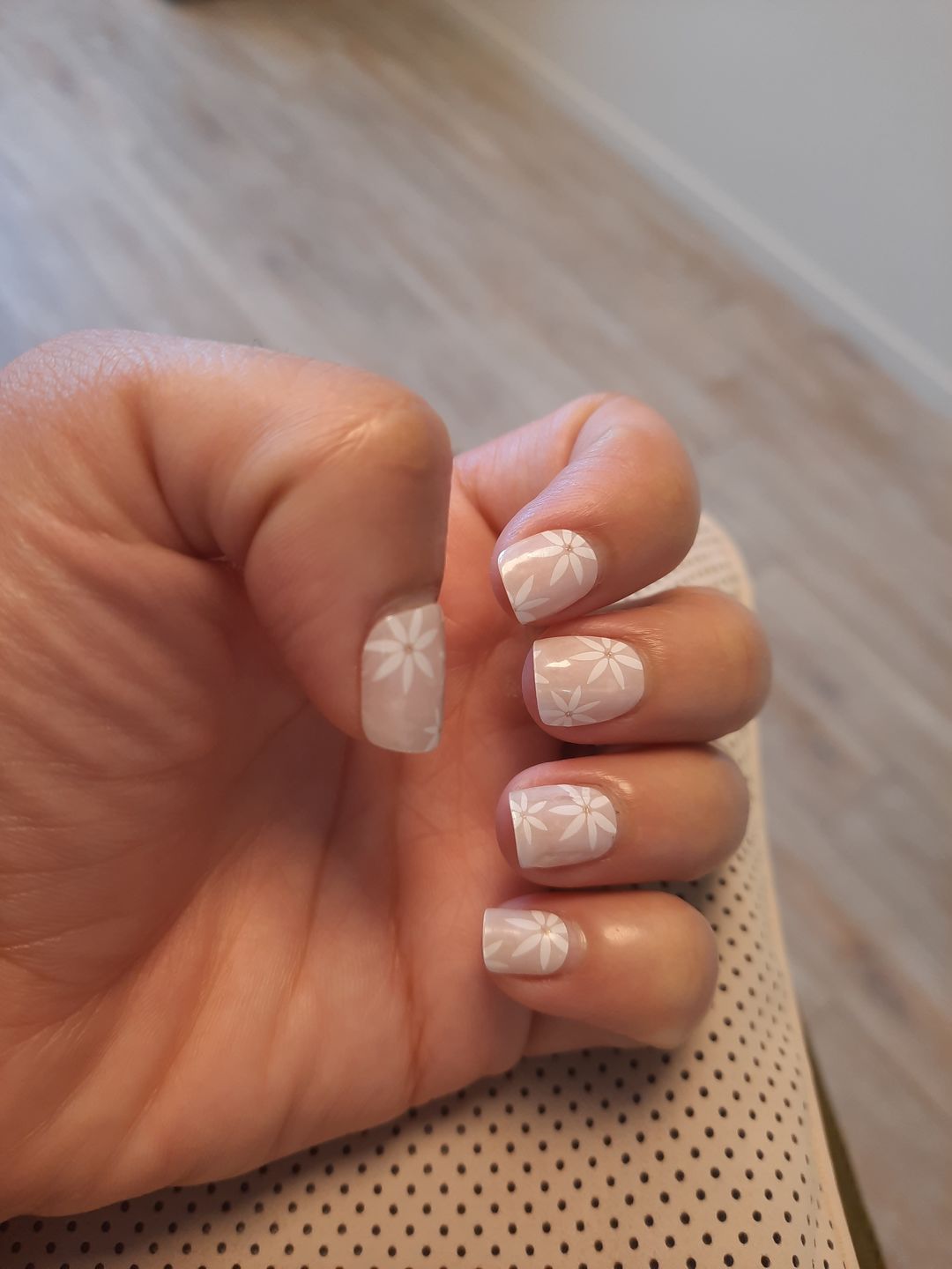 Customer photo review of Pretty Pink Daisies DIY Semicured Gel Nail Sticker Kit (PREORDER)
