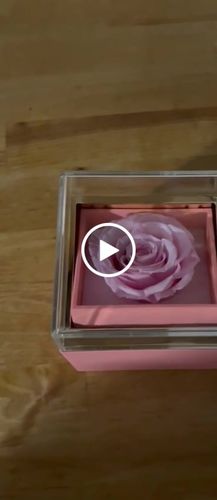 Customer video review of Eternal Rose Box - W/ Engraved Necklace & Real Rose