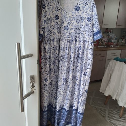 Customer photo review of Niebieska sukienka w kwiaty z dekoltem w serek
