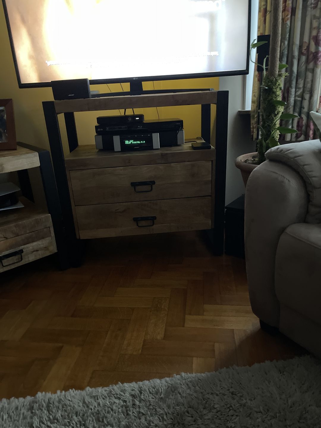 Customer photo review of Mangohout kastje met 2 lades Industrieel Design | Mangohout en Staal | 80x40x80cm